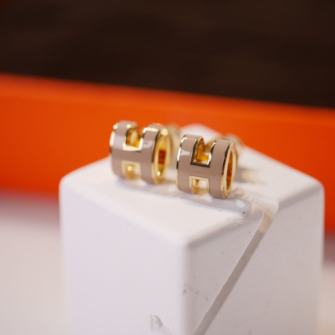 [Renovia Jewelry]MINI POP H GOLD EARRINGS GREY