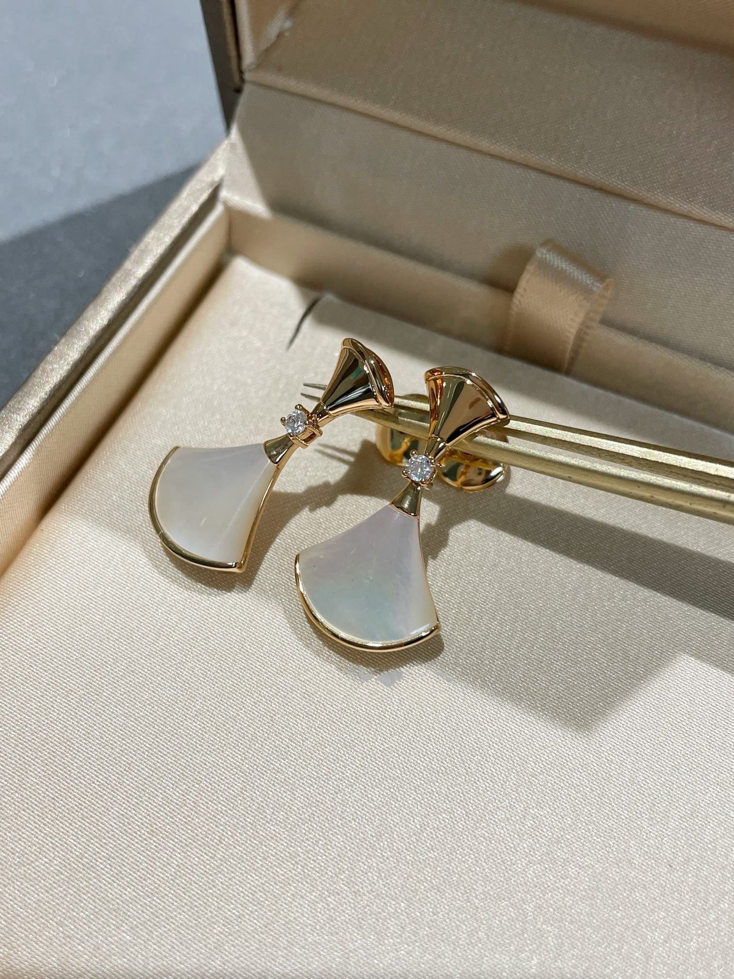 [Renovia Jewelry]DREAM MOP 1 DIAMOND EARRINGS