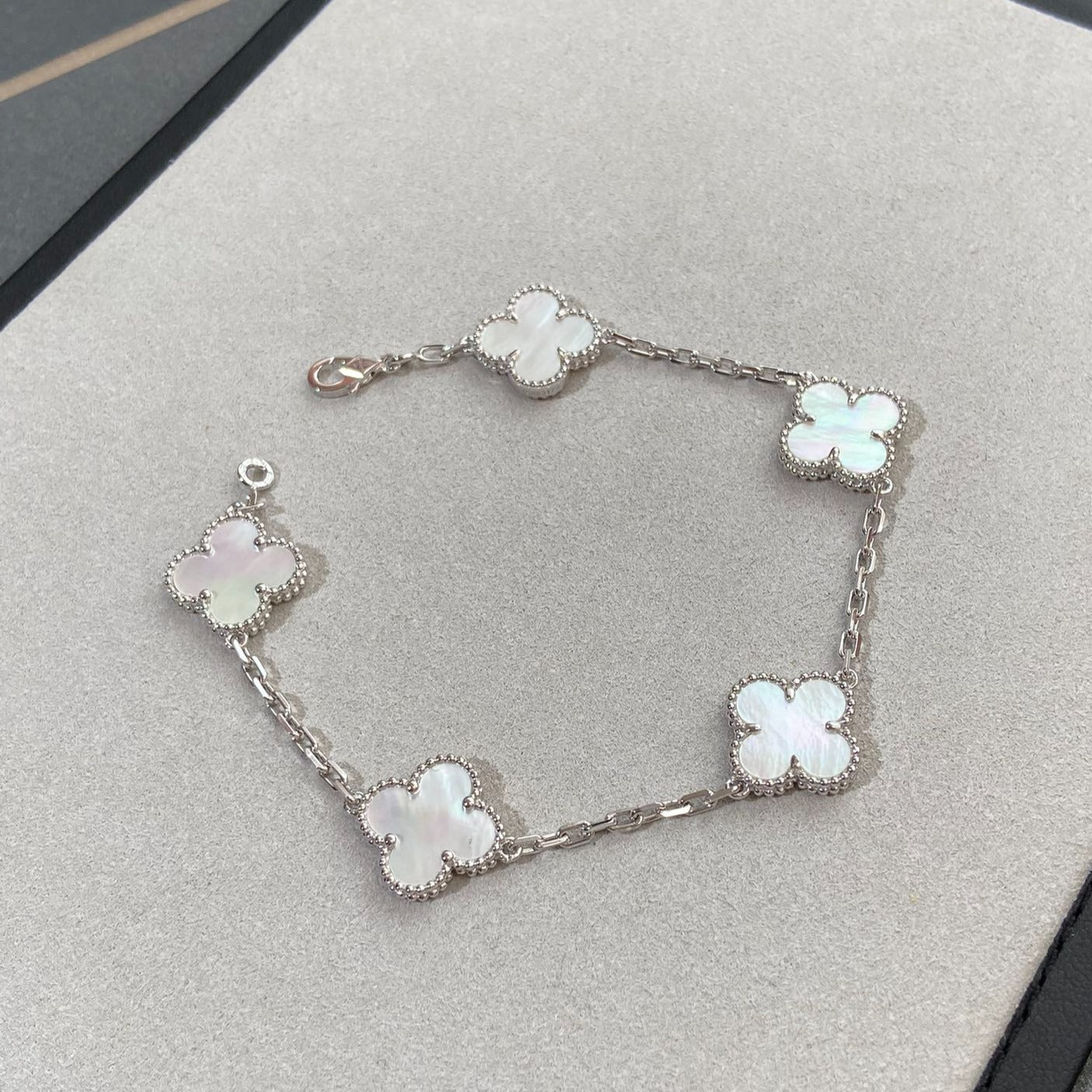 [Renovia Jewelry]CLOVER WHITE PEARL MOP 5 MOTIF BRACELET COLLECTION