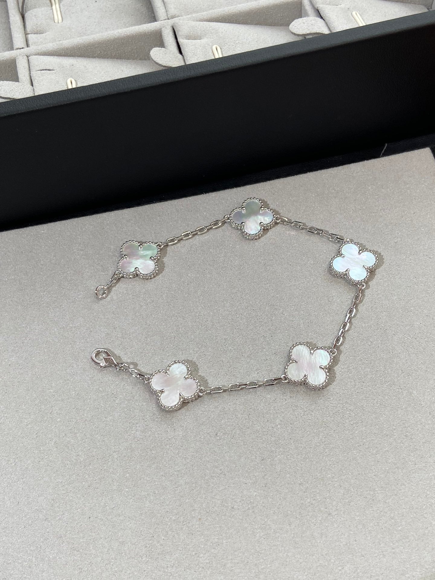 [Renovia Jewelry]CLOVER WHITE PEARL MOP 5 MOTIF BRACELET COLLECTION