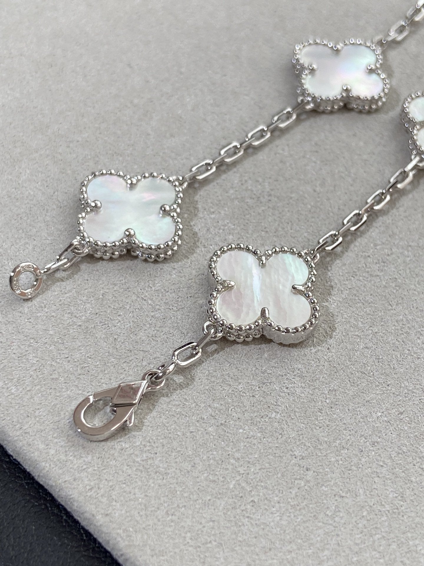 [Renovia Jewelry]CLOVER WHITE PEARL MOP 5 MOTIF BRACELET COLLECTION