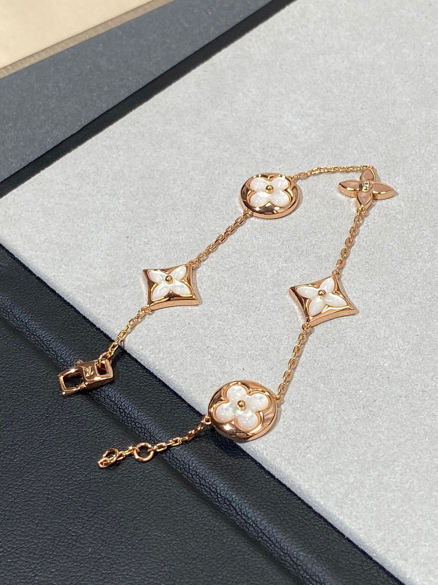 [Renovia Jewelry]STAR AND SUN 5 MOTIF MOP PINK GOLD BRACELET