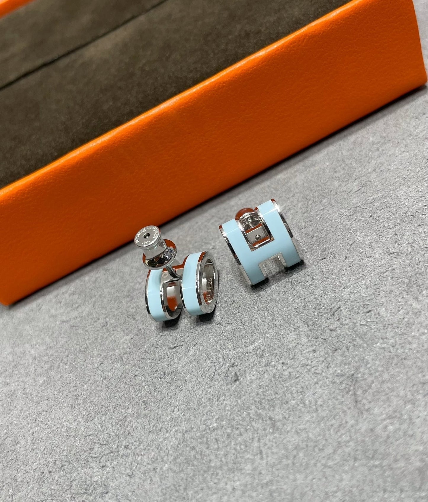 [Renovia Jewelry]POP H SKY BLUE STUD EARRINGS