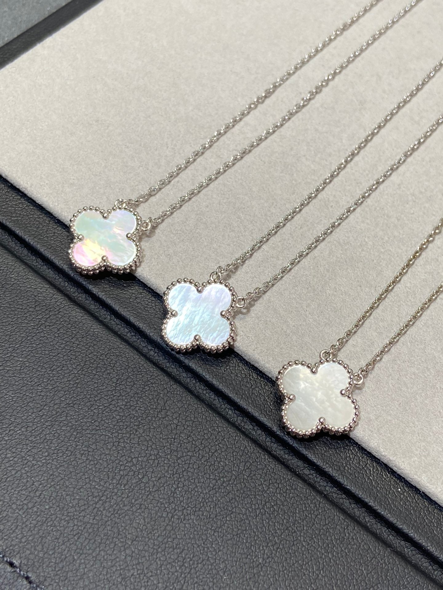 [Renovia Jewelry]CLOVER MEDIUM SILVER WHITE MOP NECKLACE