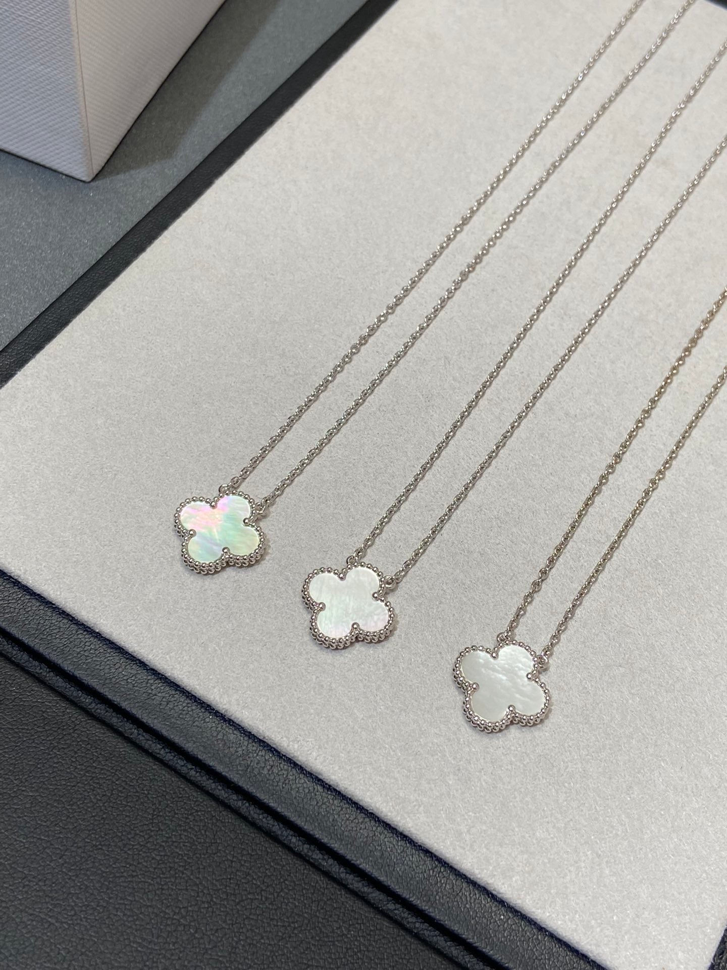 [Renovia Jewelry]CLOVER MEDIUM SILVER WHITE MOP NECKLACE
