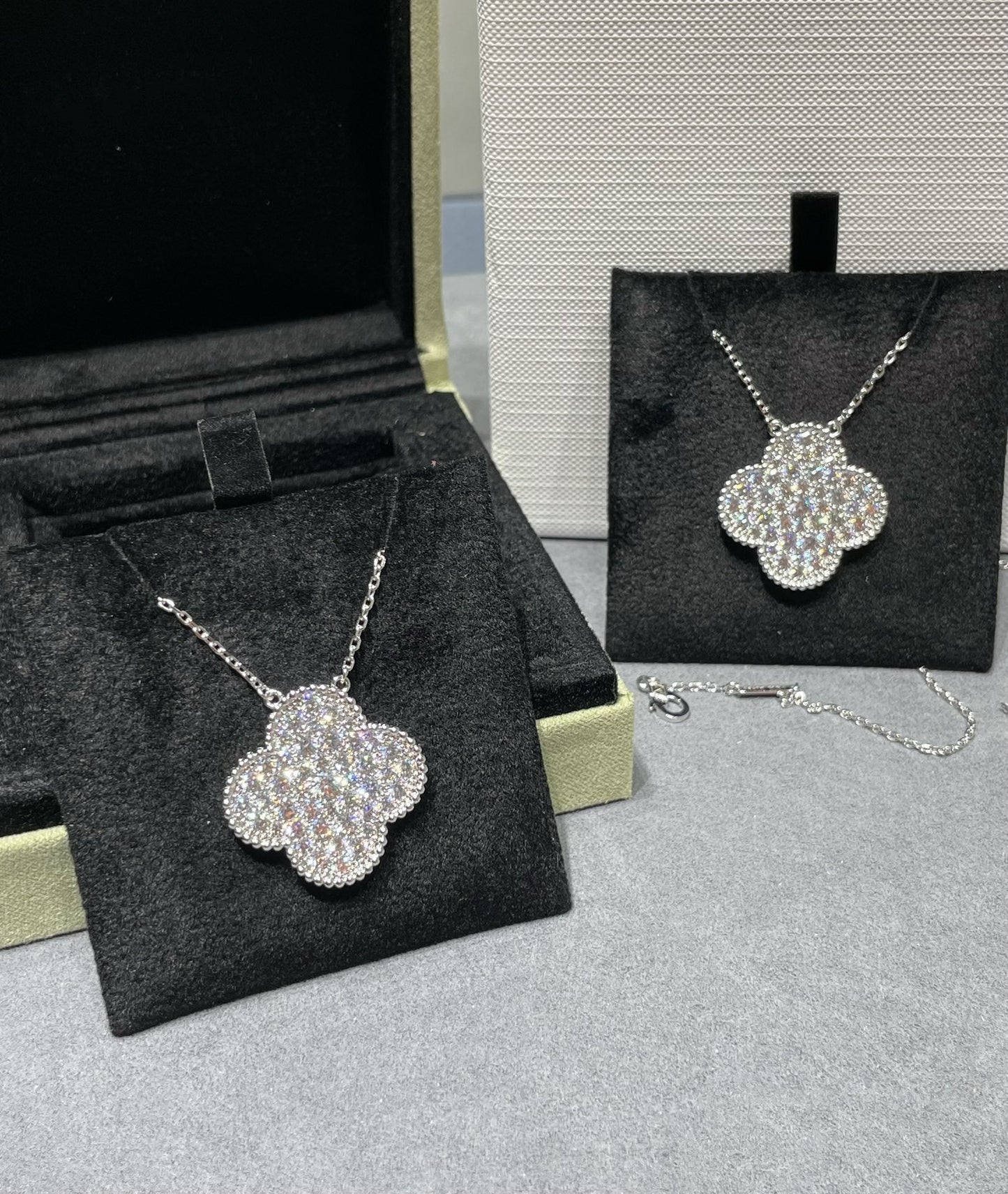 [Renovia Jewelry]CLOVER 25MM LARGE PENDANT DIAMOND PAVED SILVER NECKLACE
