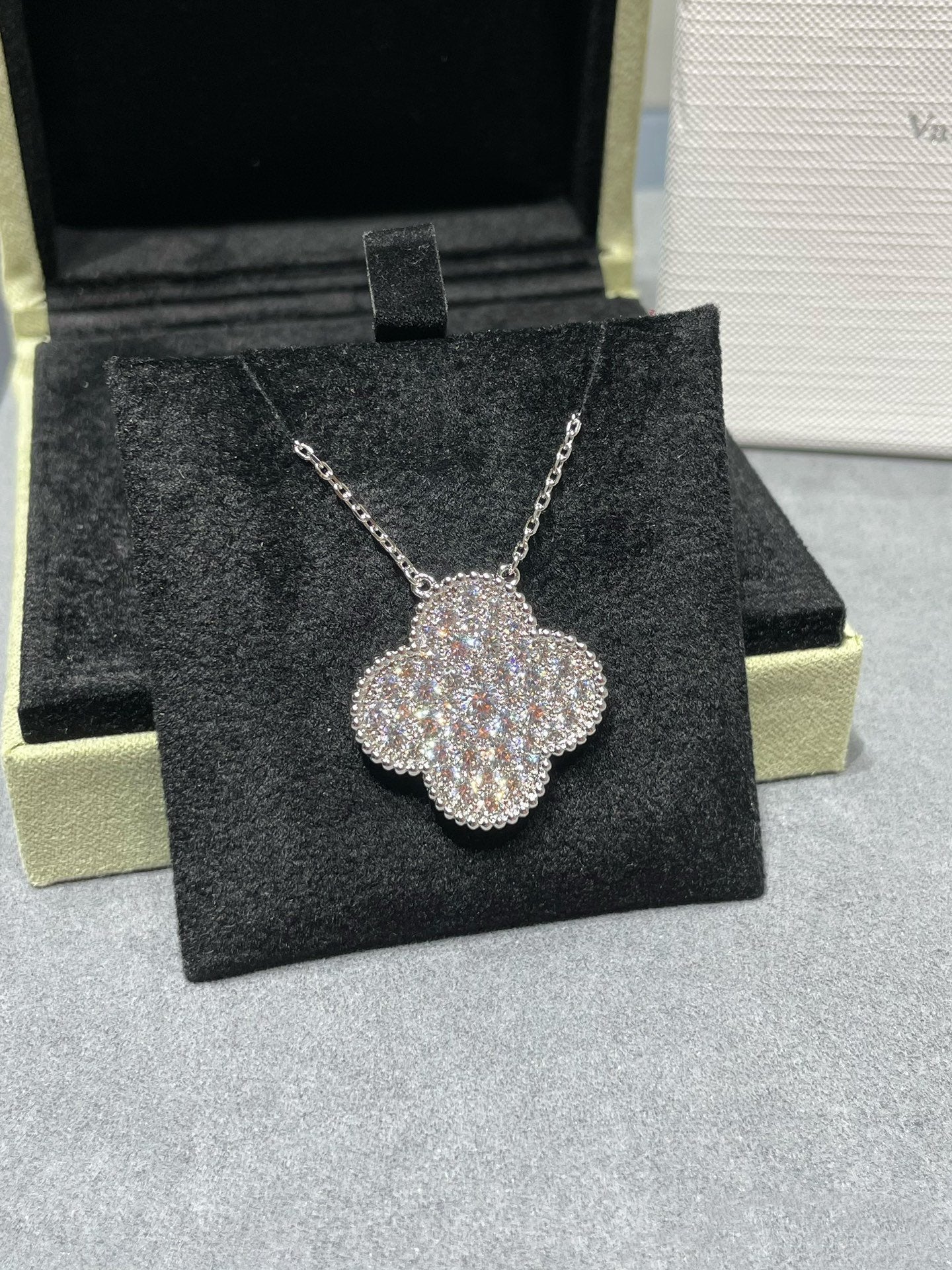 [Renovia Jewelry]CLOVER 25MM LARGE PENDANT DIAMOND PAVED SILVER NECKLACE