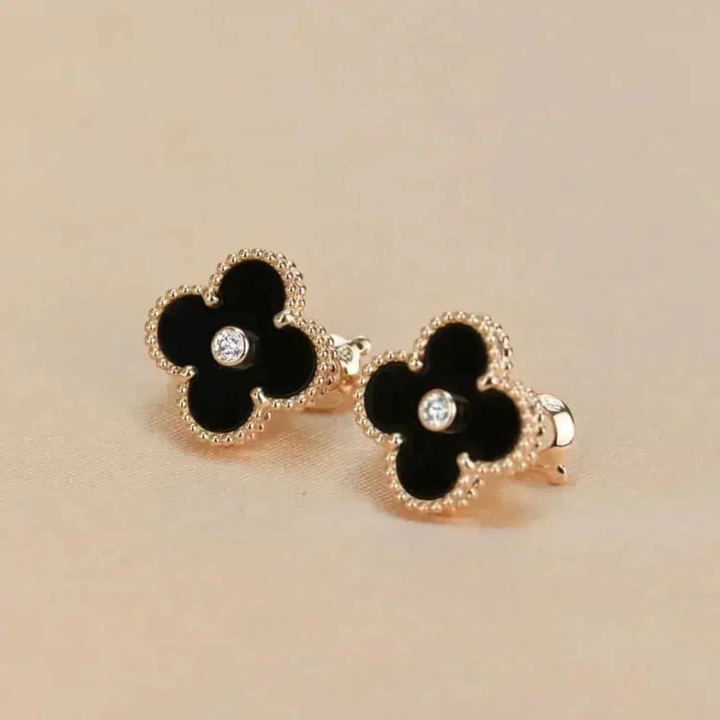 [Renovia Jewelry]CLOVER MEDIUM 1 MOTIFS ONYX DIAMOND EARRINGS