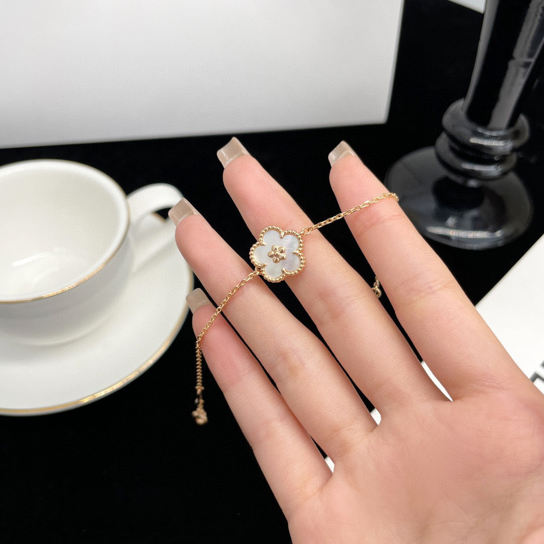 [Renovia Jewelry]LUCKY WHITE MOP PLUM BLOSSOM  BRACELET