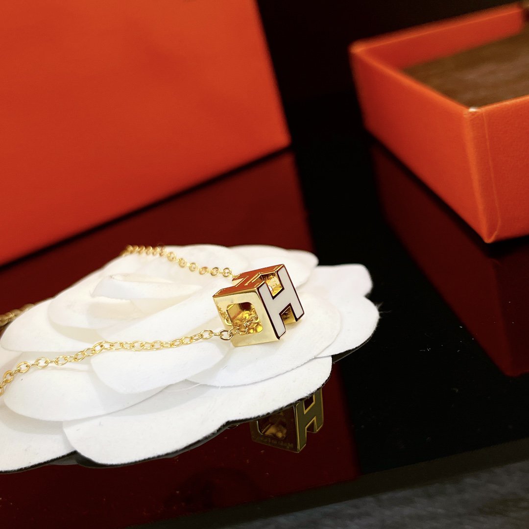 [Renovia Jewelry]H WHITE SQUARE GOLD NECKLACE