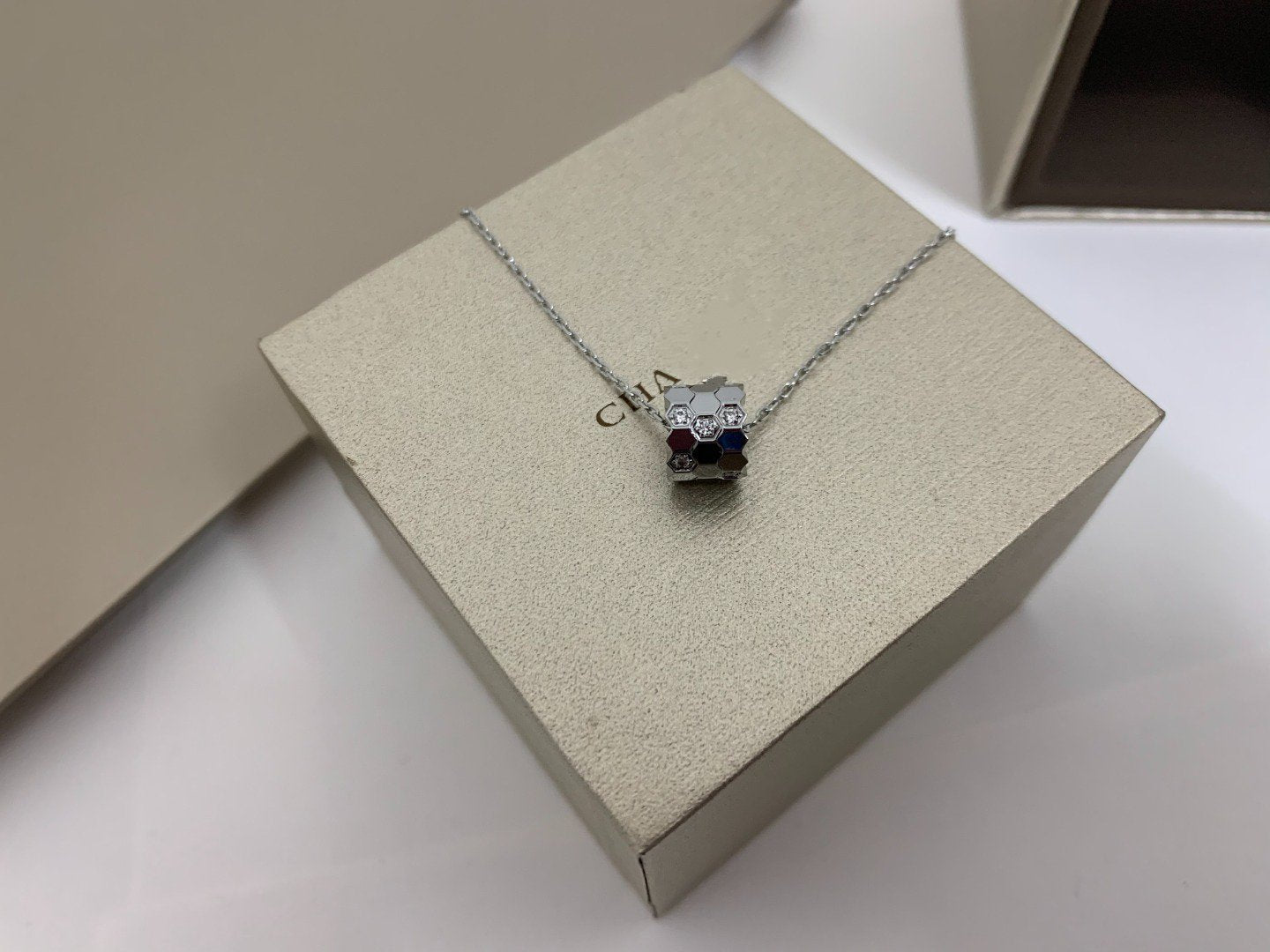 [Renovia Jewelry]BEE LOVE DIAMOND NECKLACE