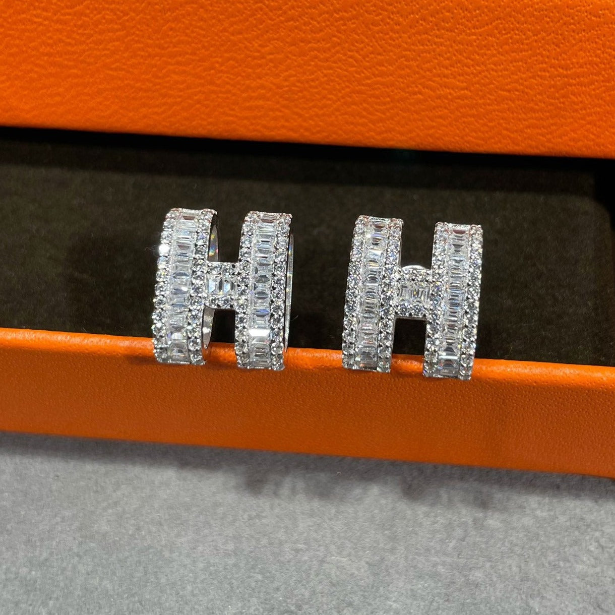 [Renovia Jewelry]H STUD EARRINGS WITH SILVER DIAMONDS