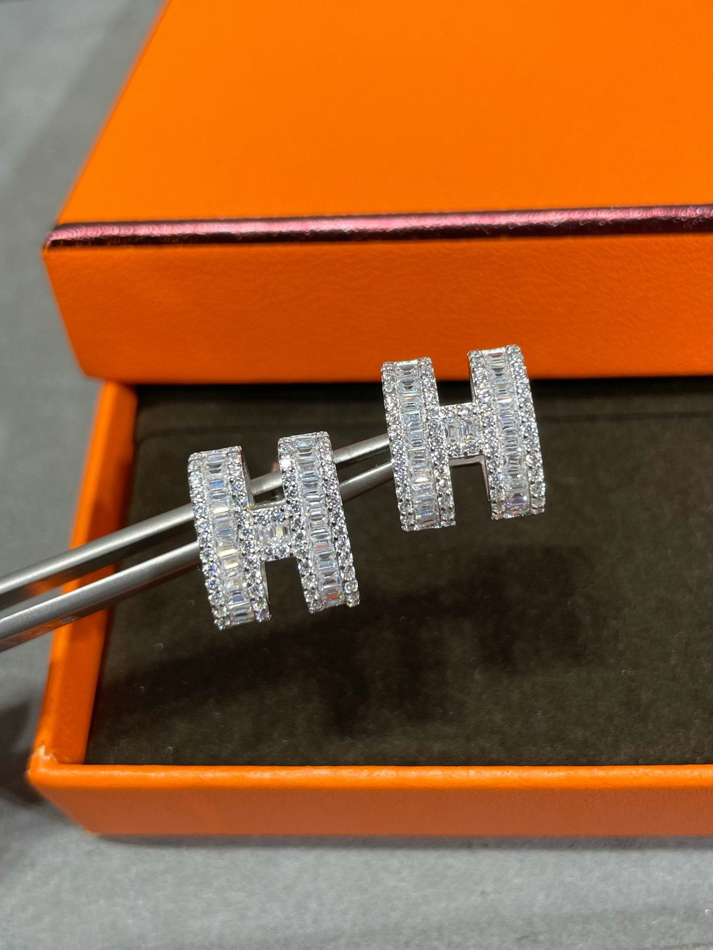 [Renovia Jewelry]H STUD EARRINGS WITH SILVER DIAMONDS