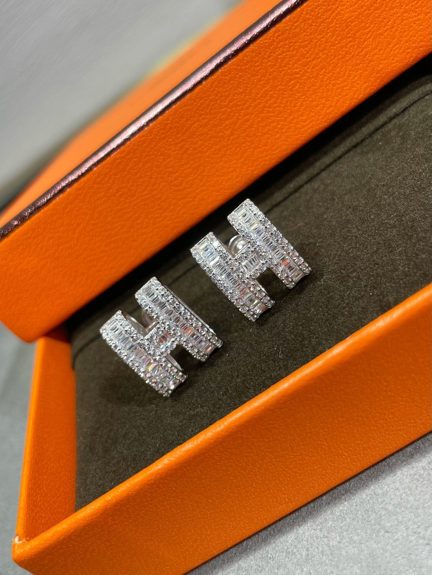 [Renovia Jewelry]H STUD EARRINGS WITH SILVER DIAMONDS