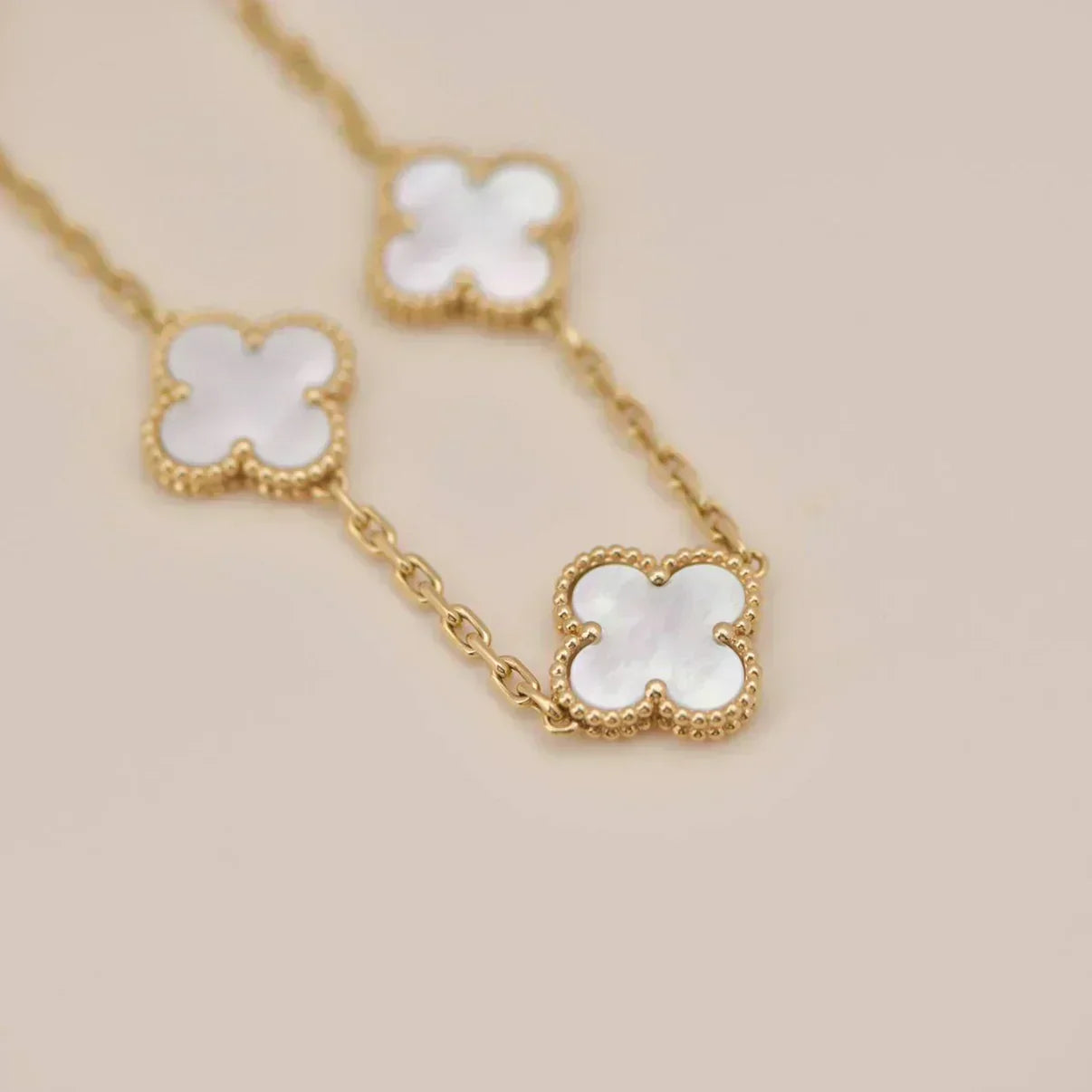 [Renovia Jewelry]CLOVER WHITE PEARL MOP 5 MOTIF BRACELET COLLECTION