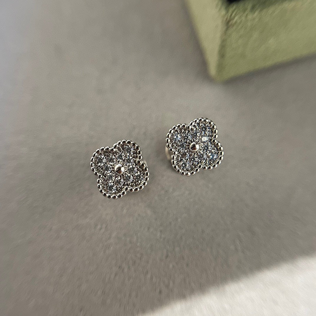 [Renovia Jewelry]CLOVER MINI DIAMOND STUD EARRINGS